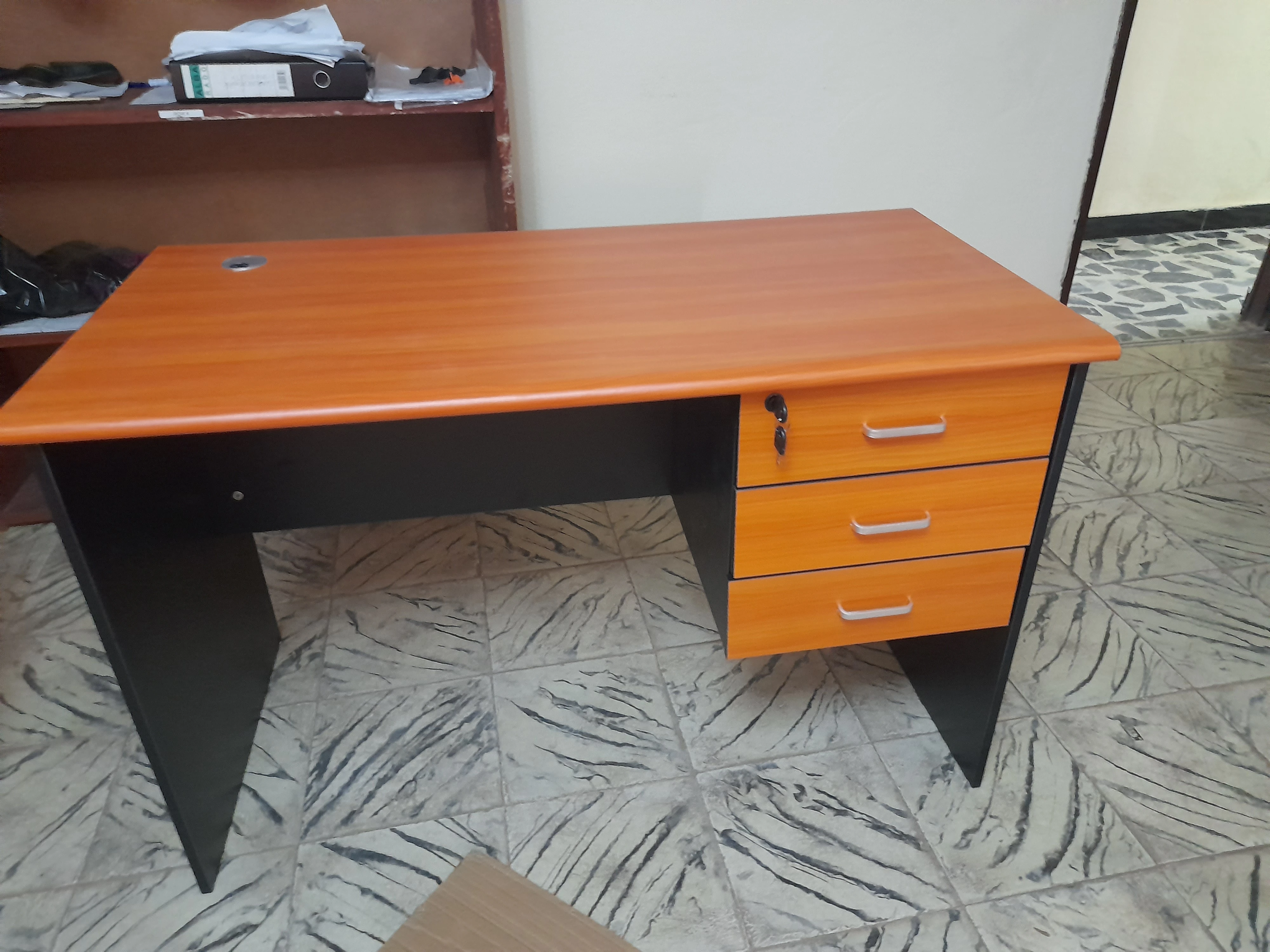 Normal e drawers table